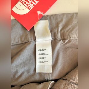 NWT THE NORTH FACE Gray Trakker Pants. Size 8